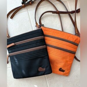 TWO Dooney & Bourke North South Triple zip 🖤🧡💗